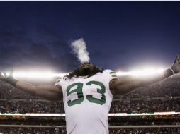 Erik Walden, apoyador de los Empacadores de Green Bay celebra la victoria ante los Osos de Chicago. AP  /