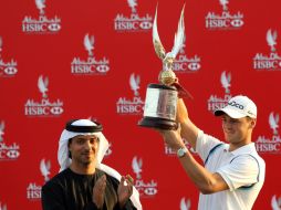 Martin Kaymer muestra el trofeo de campeón ante la presencia del presidente del Consulado de Deportes de Abu Dhabi, Sheikh Hazza. AFP  /