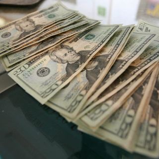 Baja 70% la salida de dólares bancarios