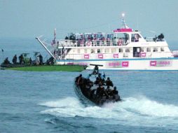 Soldados isarelíes (en botes) atacan al buque humanitario Mavi Marmara, que trasladaba víveres a la Franja de Gaza. REUTERS  /