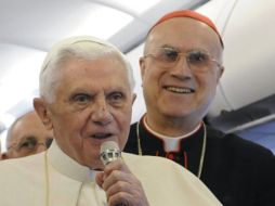 El Papa Benedicto XVI reza el Ángelus ante las miles de personas congregadas en la Plaza de San Pedro del Vaticano. EFE  /