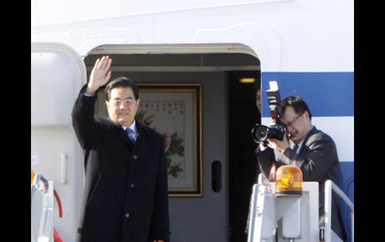 El presidente chino Hu Jintao se despide en el Aeropuerto Internacional O´Hare antes volver a China. AP  /