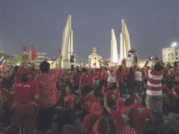 Miles de ''camisas rojas'' marchan de manera pacífica por el centro de Bangkok. EFE  /