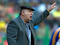 Manuel Lapuente dando indicaciones a los jugadores del conjunto de Coapa. MEXSPORT  /