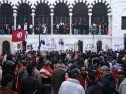 Multitud que protesta a las puertas del Palacio de Gobierno en Túnez. EFE  /