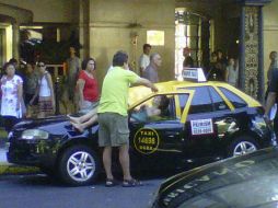 Afortunadamente el taxista pudo abandonar a tiempo su vehículo y evitar morir aplastado. REUTERS  /