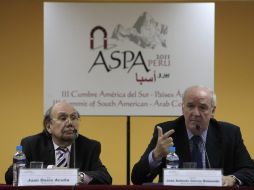 José Antonio García, canciller peruano y Juan Ossio, ministro de cultura, en rueda de prensa por reconocimiento de Palestina. EFE  /