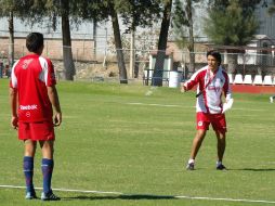 Claudio Suárez da indicaciones a un elemento rojiblanco, durante la práctica en Verde Valle. ESPECIAL  /