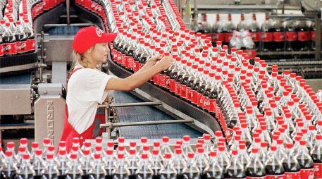 ARCA produce y distribuye bebidas de la marca The Coca-Cola Co. ARCHIVO  /