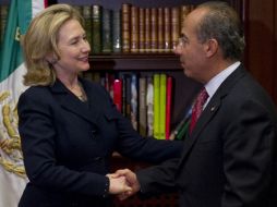 El Presidente Felipe Calderón y Hillary Clinton durante el encuentro en Los Pinos. REUTERS  /