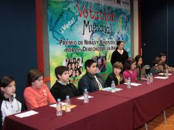 Niños que conforman el comité organizador visitaron ayer las instalaciones del Congreso para promocionar la votación mundial. ESPECIAL  /