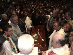 Personas cargan el ataúd del obispo Samuel Ruiz en el Centro Universitario Cultural (CUC), donde hubo una misa en su honor. EFE  /
