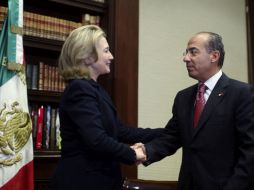 Hillary Clinton es recibida por el Presidente Felipe Calderón en Los Pinos, luego de su estancia en Guanajuato. EFE  /