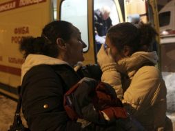 Una mujer consuela a la familiar de una víctima en el exterior de la terminal del aeropuerto de Domodedovo, en Moscú. EFE  /