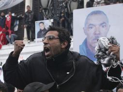 Es la segunda noche que la multitud desoye el toque de queda en la capital. EFE  /