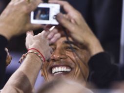 El presidente Barack Obama se toma fotografías con cientos de simpatizantes. AP  /
