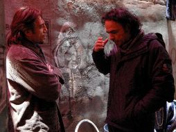 El director (der.) también dijo haberse emocionado por la nominación de Javier Bardem (izq.), quien protagonizó su filme. EFE  /