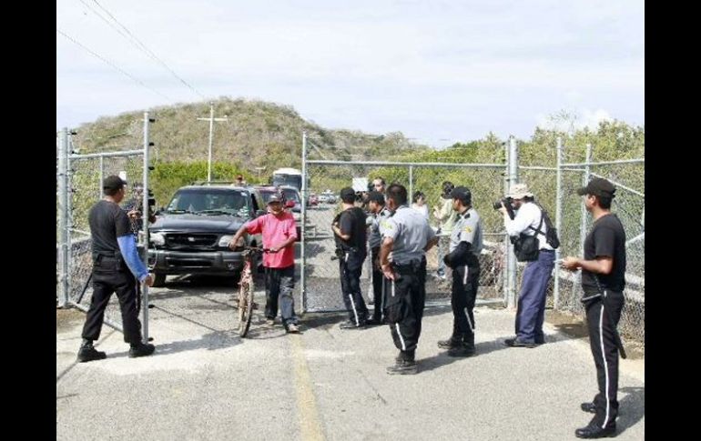 Aspecto del acceso a Tenacatita, con presencia de uniformados. ARCHIVO  /