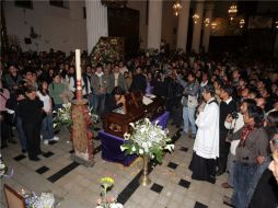 Samuel Ruiz, fue vestido con una mitra bordada a mano con motivos indígenas. NOTIMEX  /