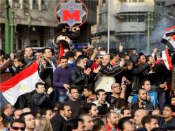 Centenares de personas participan en las manifestaciones en el centro de El Cairo, Egipto. EFE  /