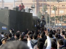 Manifestantes egipcios suben a un camión con cañones de agua de la policía antidisturbios durante una concentración en El Cairo. EFE  /