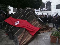 Continúan las manifestaciones que exigen la dimisión del nuevo gobierno interino de Túnez. EFE  /