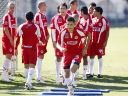 Los jugadores de Chivas durante el entrenamiento de esta mañana en Verde Valle. E.PACHECO  /