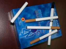 Estados Unidos encabeza tendencias insalubres, fumando y engordando a mayor ritmo que otros países. ARCHIVO  /