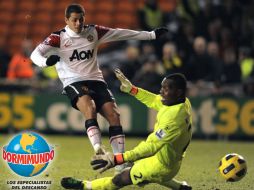 Javier Hernández dispara a la salida del portero ghanés Kinston para anotar el segundo gol del Mancherter United. AFP  /