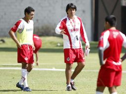 Claudio Suárez da indicaciones durante la práctica del Guadalajara. E.PACHECO  /