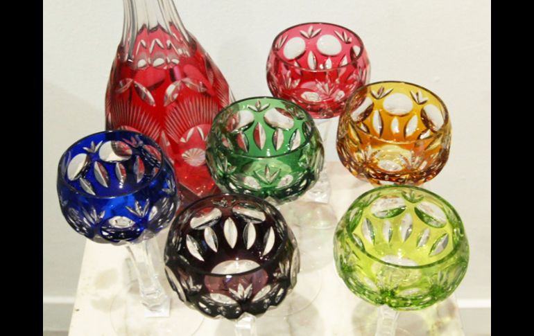 Piezas de cristal son presentadas en la exposición que abre sus puertas a los coleccionistas y público interesado. E. BARRERA  /