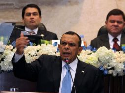 `No estaré ni un día más, ni un día menos de los cuatro años que manda mi periodo presidencial:´Lobo. EFE  /