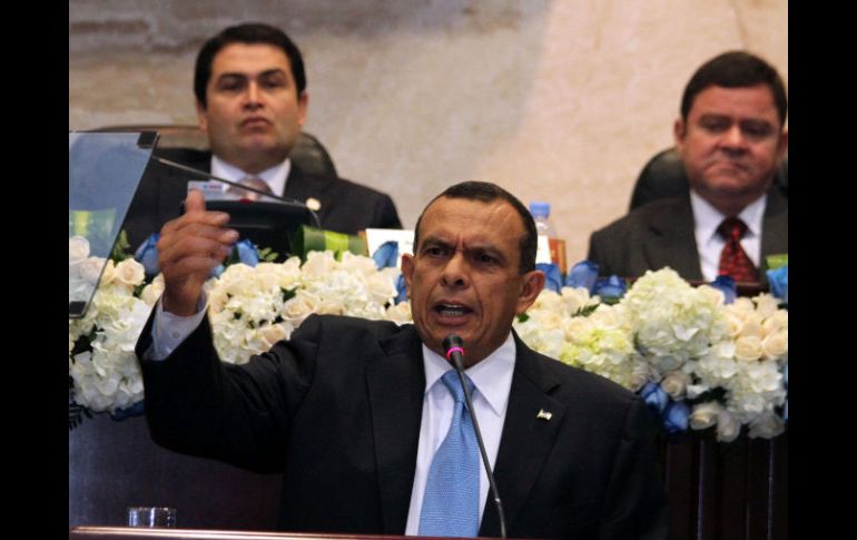 `No estaré ni un día más, ni un día menos de los cuatro años que manda mi periodo presidencial:´Lobo. EFE  /