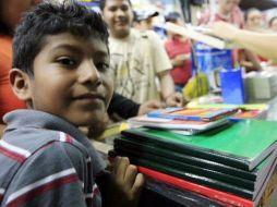 El programa zapopano arrancó con la entrega de útiles a estudiantes de todos los niveles básicos. ARCHIVO  /