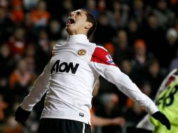 Javier Hernández colaboró con un gol a la victoria por 3-2 del Manchester United sobre el Blackpool. AP  /