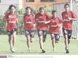 Daniel Osorno (11) y sus compañeros trotan alrededor del campo durante un entrenamiento. MEXSPORT  /