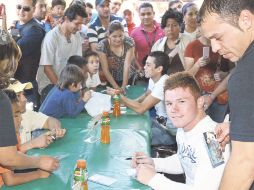 Los púgiles Saúl “Canelo” Álvarez y Jesús ''Destroyer'' Jiménez convivieron con tres mil aficionados. E. BARRERA  /
