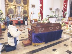 Un indígena reza ante el féretro del obispo Samuel Ruiz García, en la Catedral de San Cristóbal de las Casas. REUTERS  /