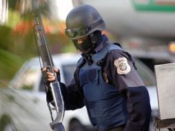 Un policía vigila una calle en Acapulco. NTX  /