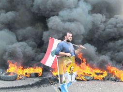 Un manifestante porta la imagen del premier saliente, Saad Hariri, en Sidón. AP  /
