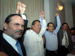 El candidato panista hizo el anuncio en compañía de los dirigentes nacionales del PAN y del PRD, Gustavo Madero y Jesús Ortega. NTX  /