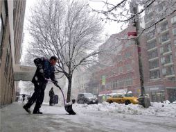 Un hombre retira con pala la nieve que cubre el piso. REUTERS  /