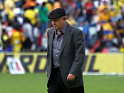 Manuel Lapuente retirándose de la cancha tras ser derrotado en la fecha tres del Clausura. NOTIMEX  /