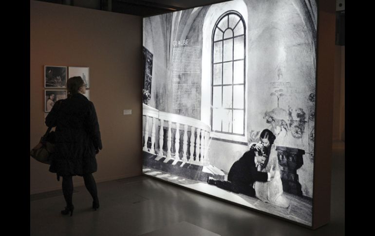 Un fotograma de una película del director de cine sueco Ingmar Bergman, mostrada en la exposición. EFE  /