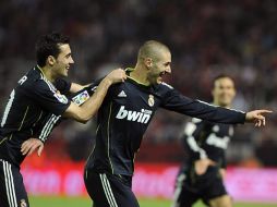 Jugadores del cuadro merengue felicitan a Benzema tras hacer una anotación. EFE  /