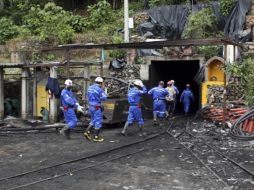 El equipo de rescatistas colombianos se interna en la mina. AP  /