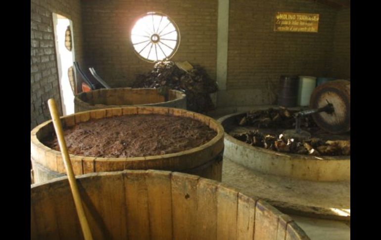 La exposición exhibe fotografías con jícaras llenas de mezcal. EL INFORMADOR  /