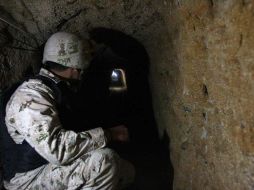 Un soldado en un operativo donde se descubrió un túnel utilizado para transportar drogas de México a EU. ARCHIVO  /