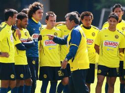 Carlos Reinoso (centro) platica con la plantilla americanista, antes de dirigir el entrenamiento. MEXSPORT  /