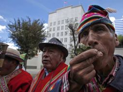 Indígenas bolivianos mascan hojas de coca frente a la embajada estadounidense. AP  /